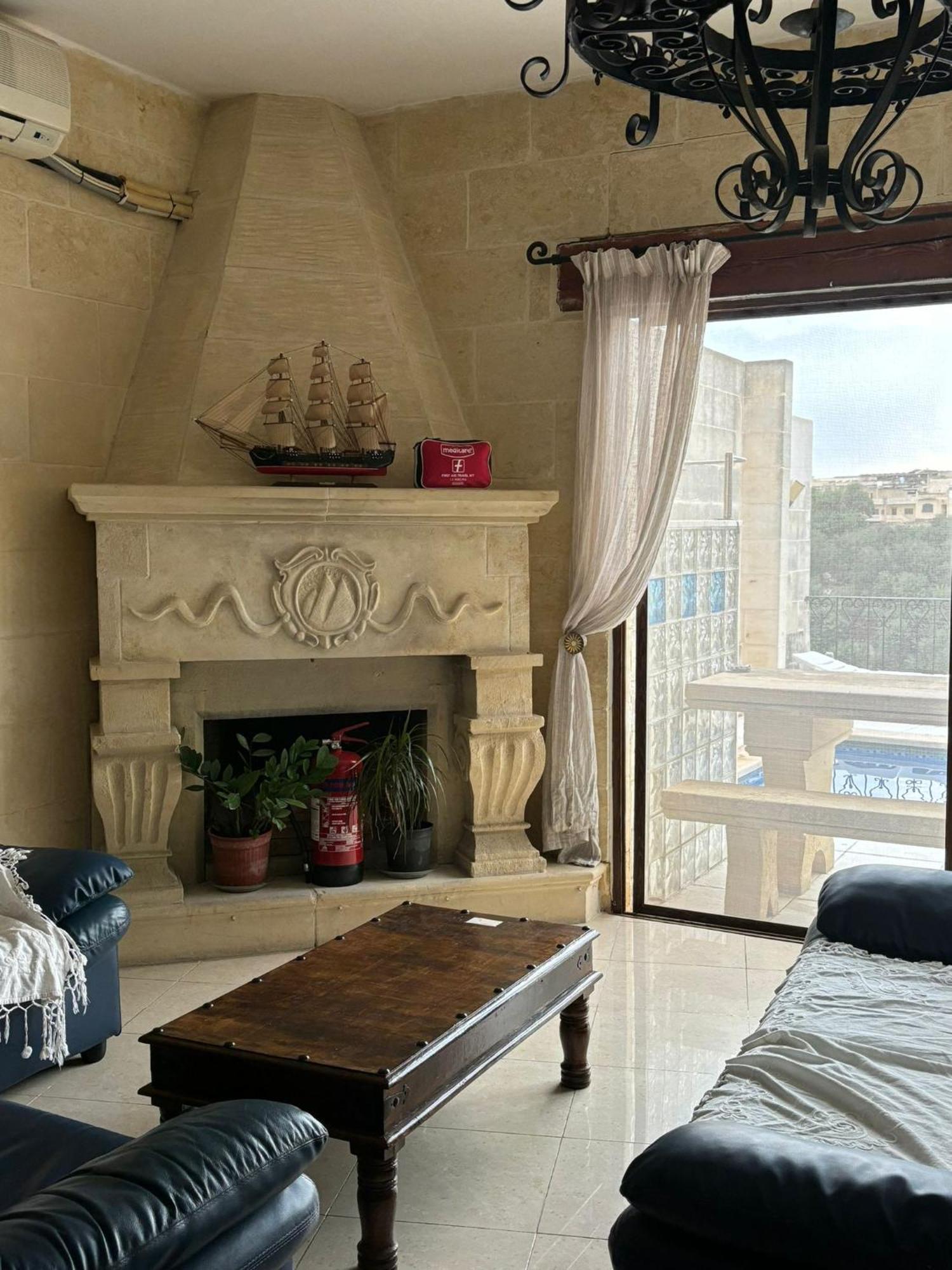 Gozo Island Escape Sleeps 4 With Private Bathroom Ghajn il-Kbira  Extérieur photo